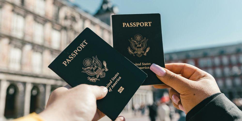 Dos chicas enseñan los pasaportes mientras están de viaje
