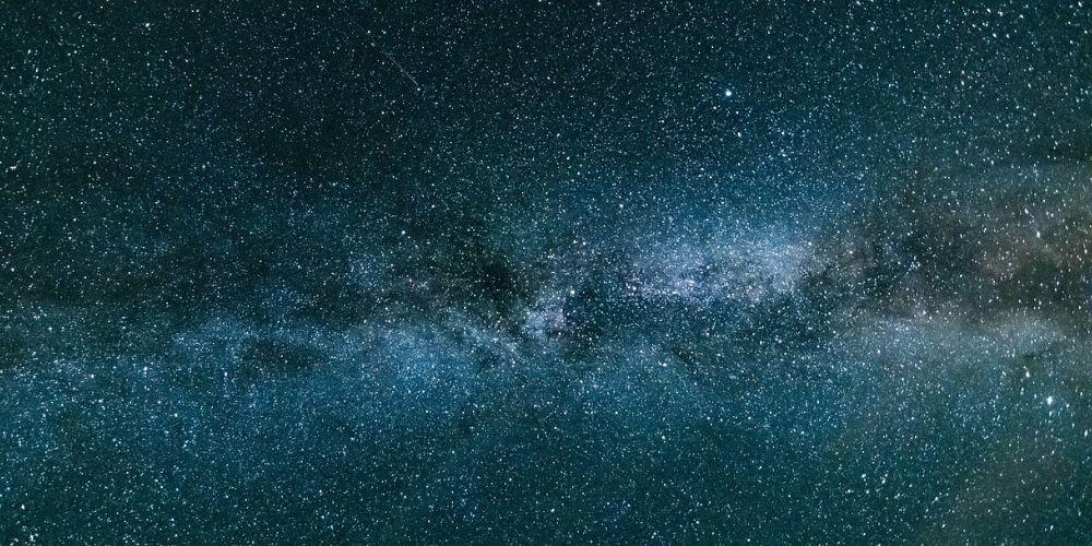 Una imagen de la Vía Láctea llena de estrellas con mucho brillo