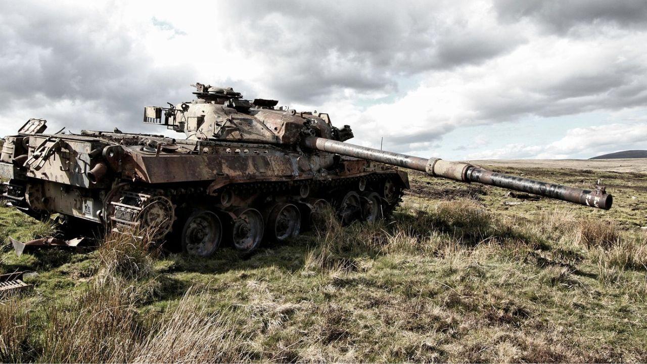 Un gran tanque en movimiento dentro de un campo de batalla