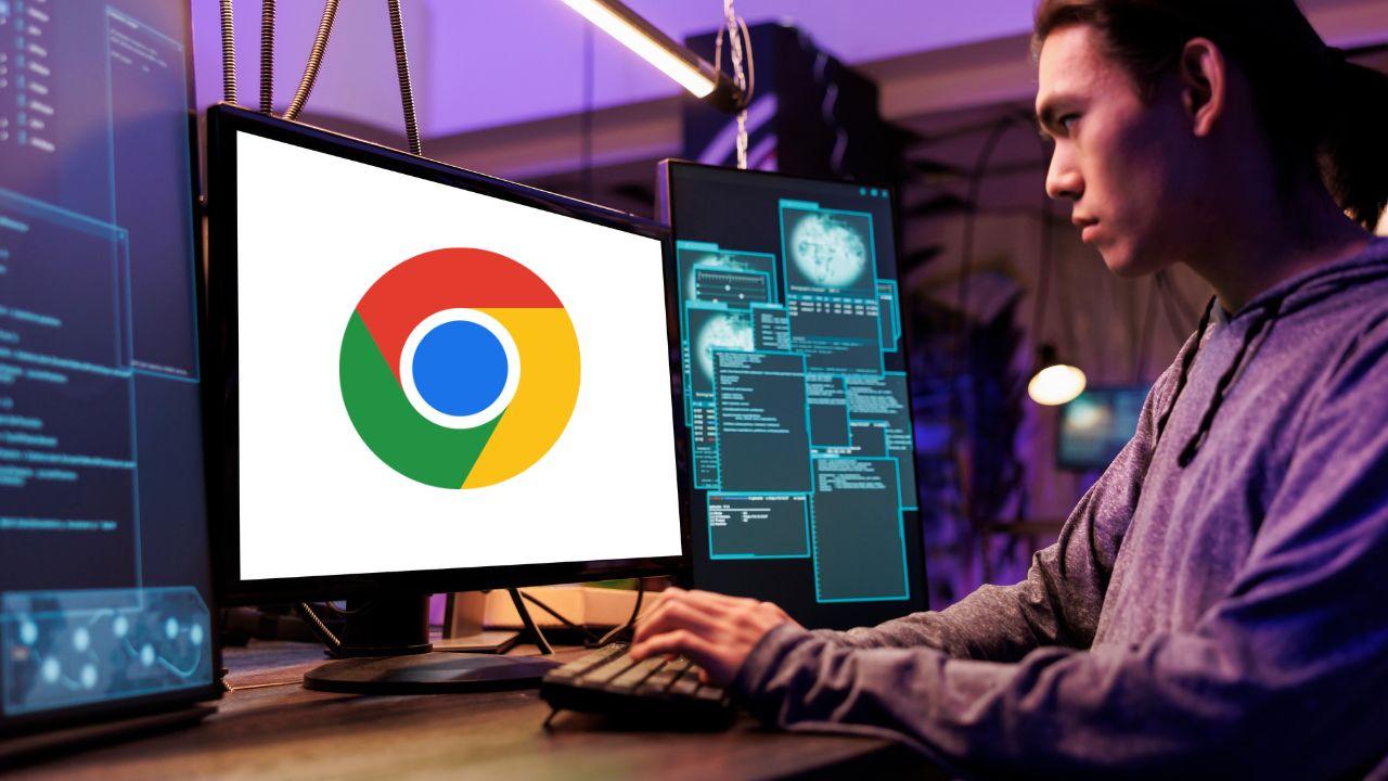 Un hacker usa un ordenador con el logo de Chrome