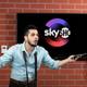 Un hombre se queja con el logo de SkyShowtime en la televisión