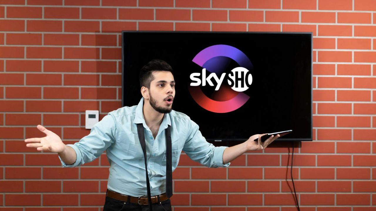 Un hombre se queja con el logo de SkyShowtime en la televisión