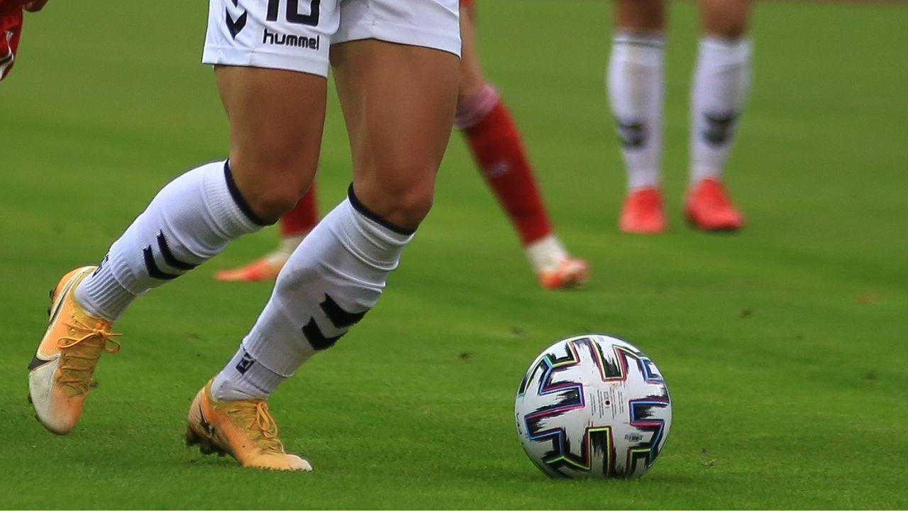Dos jugadoras de fútbol femenino se disputan un balón