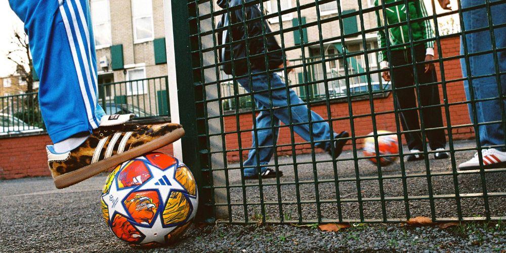 Gente en la calle jugando con el balón oficial de la Champions League