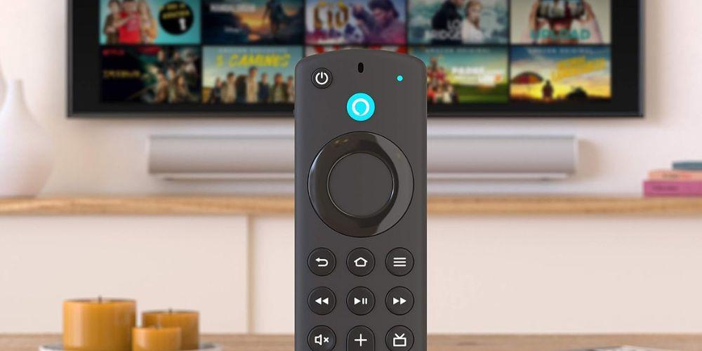 El mando Fire TV de Amazon apuntando hacia una televisión