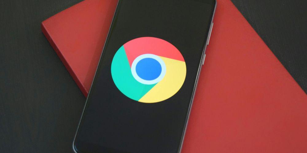 Un móvil Android con el logo de Chrome en el centro