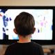 Un niño viendo dibujos animados en una Smart TV