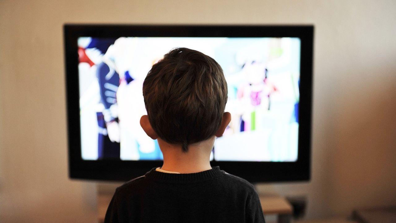 Un niño viendo dibujos animados en una Smart TV