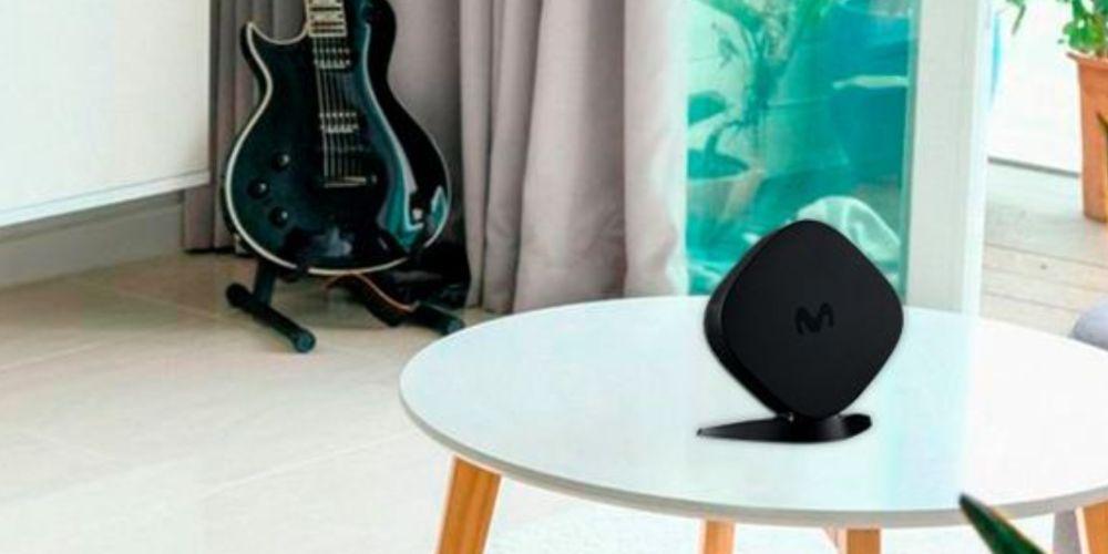 El nuevo amplificador Smart WiFi 6 de Movistar en una mesa