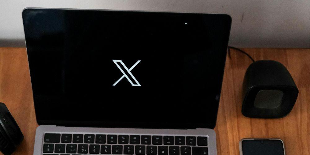Un ordenador portátil con el logo de la red social X