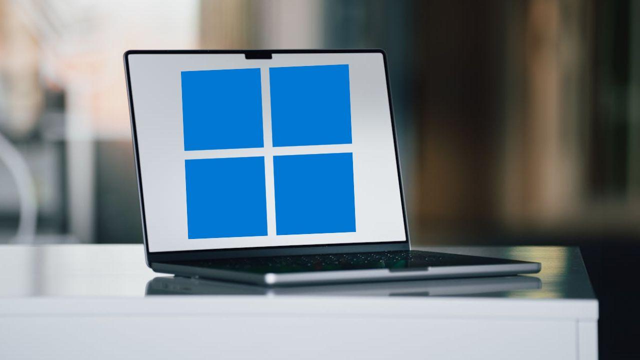 Un ordenador portátil sin marca con el logo de Windows