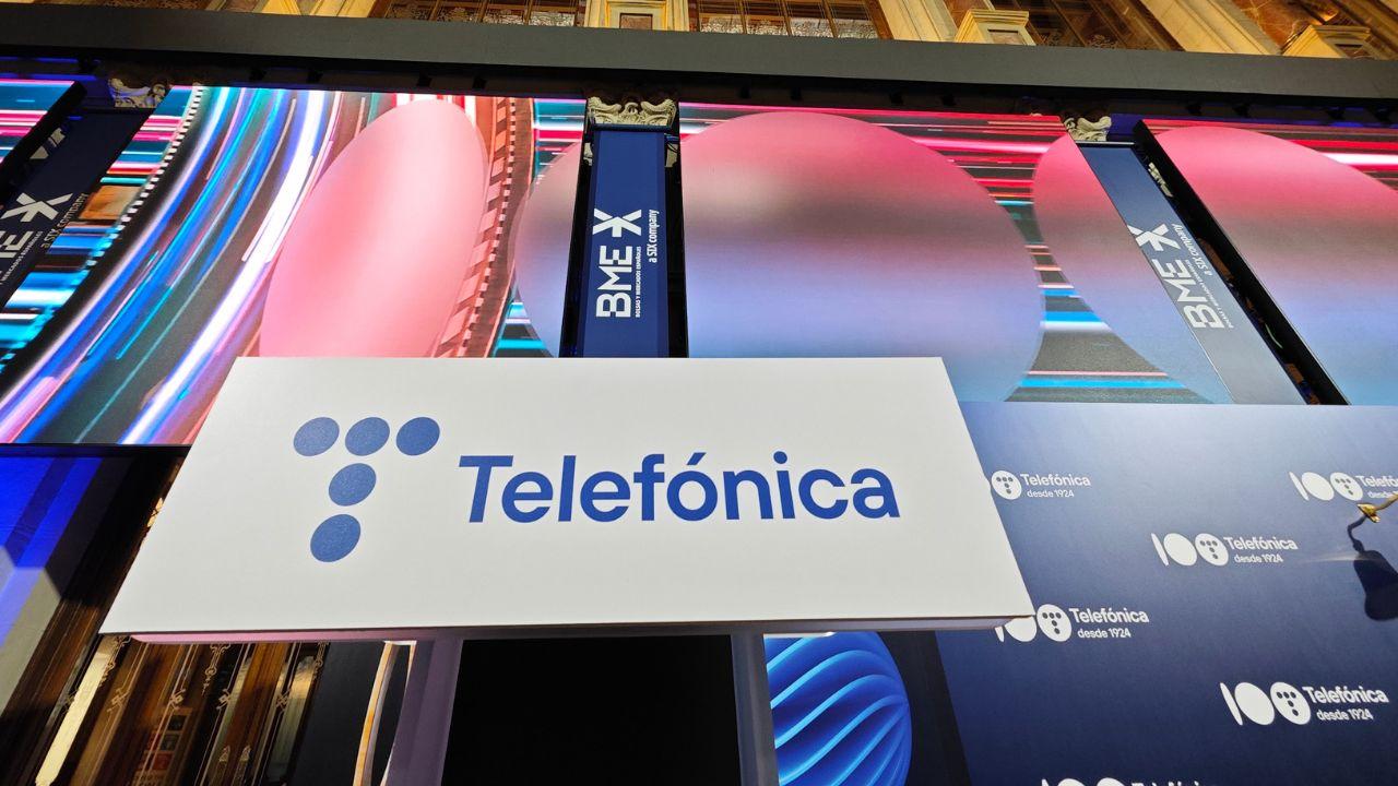 El logo actual de Telefónica en una pancarta durante un evento