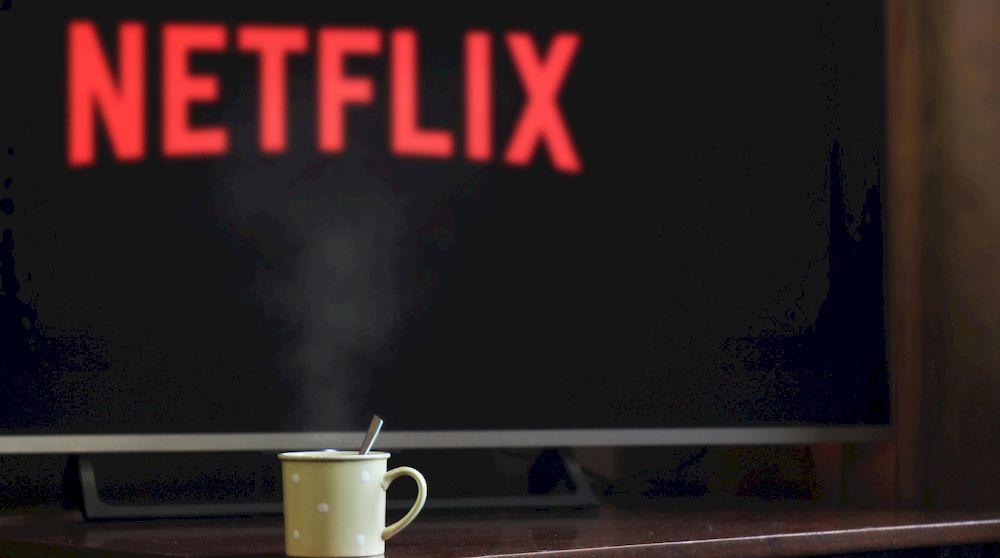 Una pantalla de televisión con el logo de Netflix y una taza