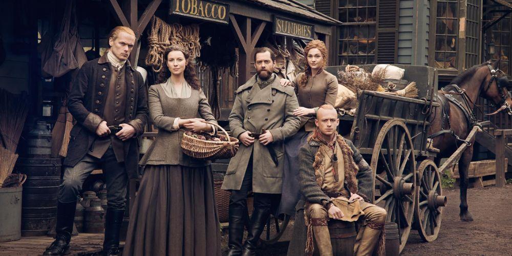 Los personajes de la serie Outlander en una foto de 2024