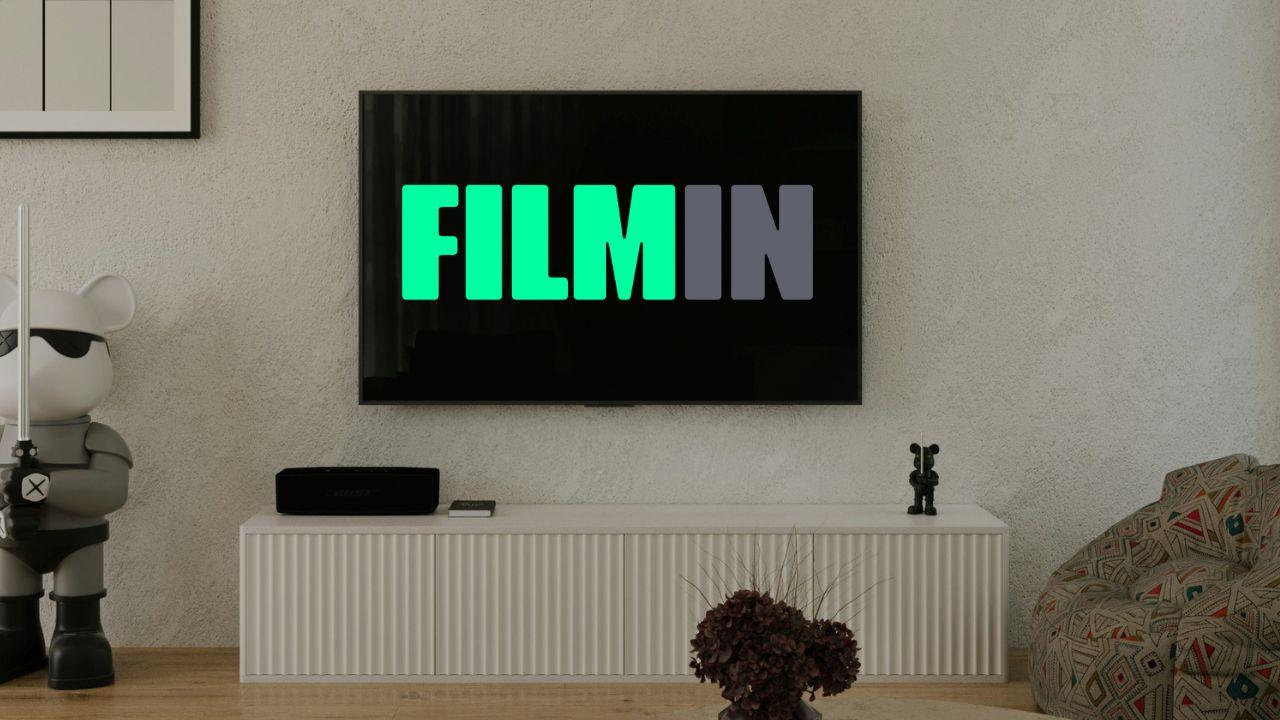 Una Smart TV instalada en el centro del salón con el logo de Filmin