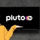 Una Smart TV en la pared con el logo de Pluto TV
