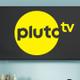 Una televisión Smart con el logo de Pluto TV en el centro