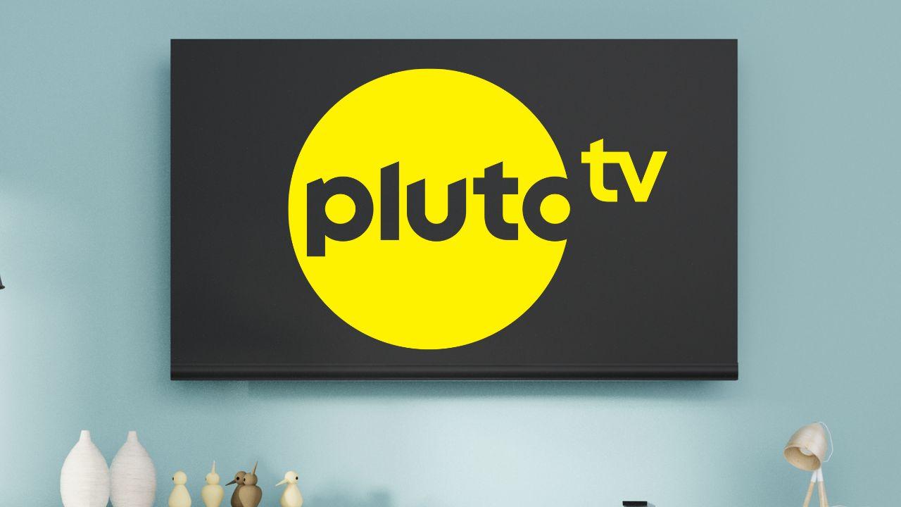 Una televisión Smart con el logo de Pluto TV en el centro