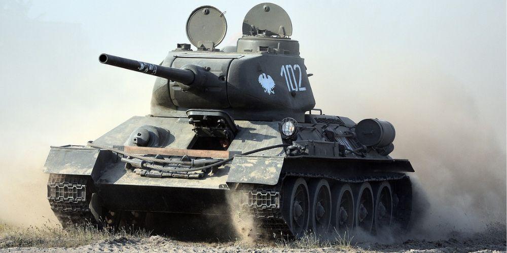 Un tanque en el campo de batalla listo para luchar