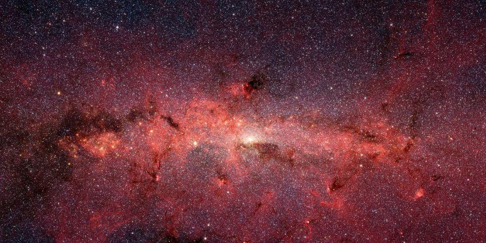 Una imagen de color rojo de la Vía Láctea
