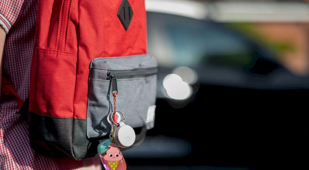 Un Vodafone Curve con GPS en la mochila de un niño