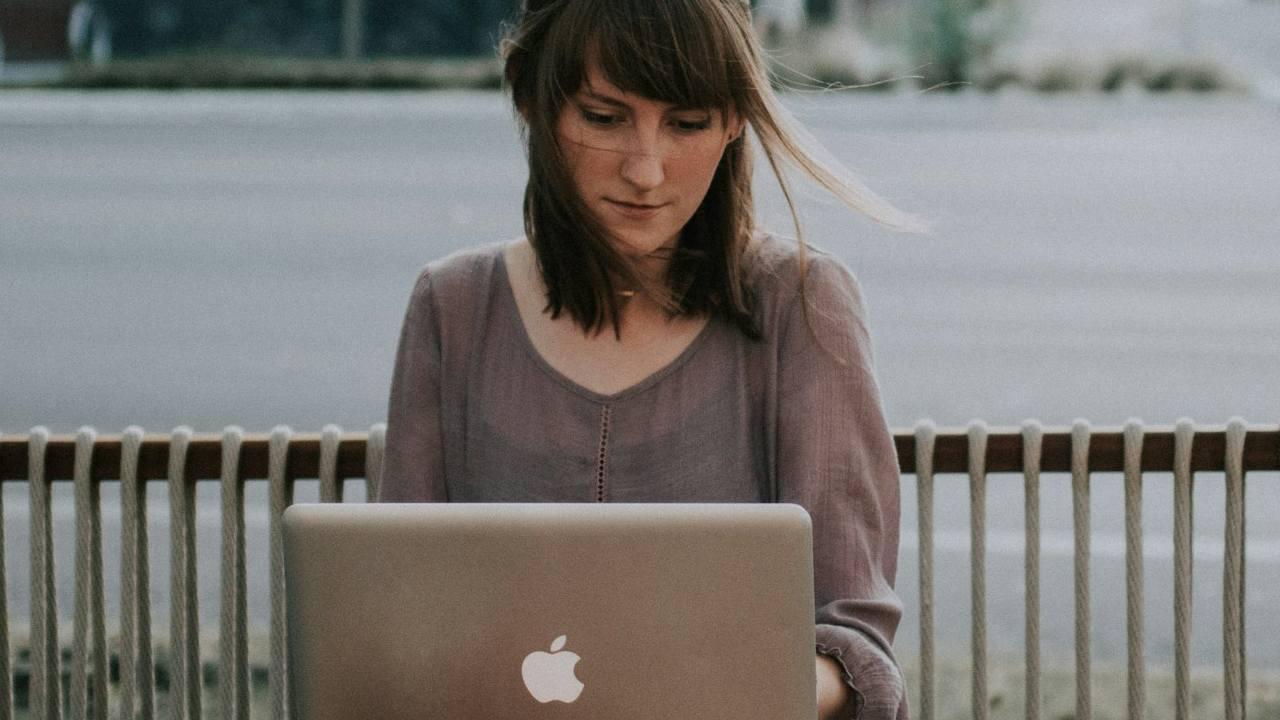 Una mujer usa su portátil Apple