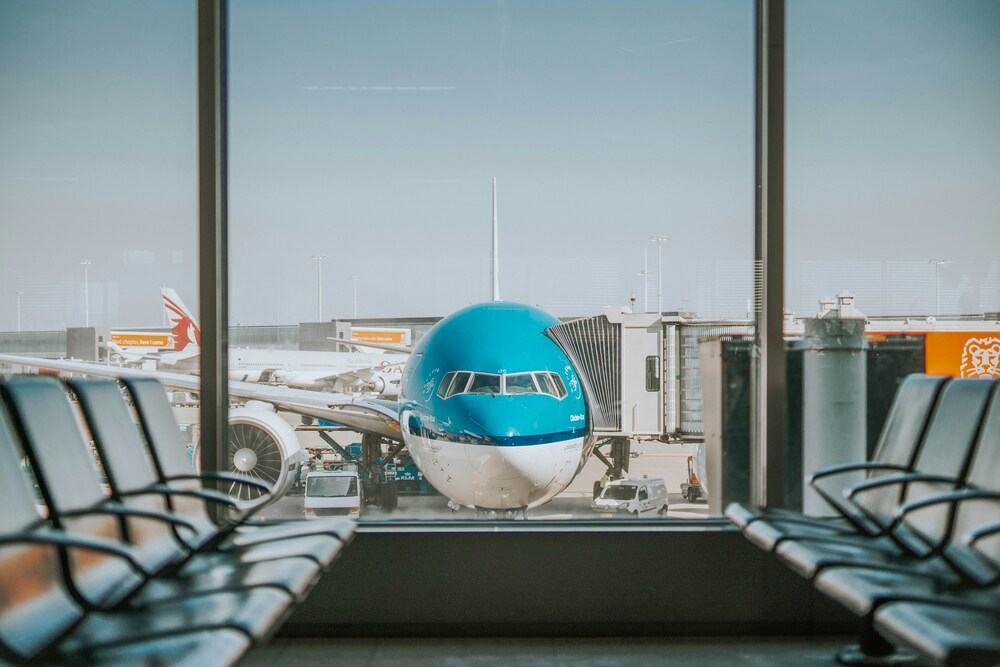 imagen de una avión en un aeropuerto
