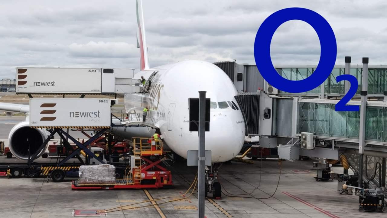 imagen de un avión con el logo de O2