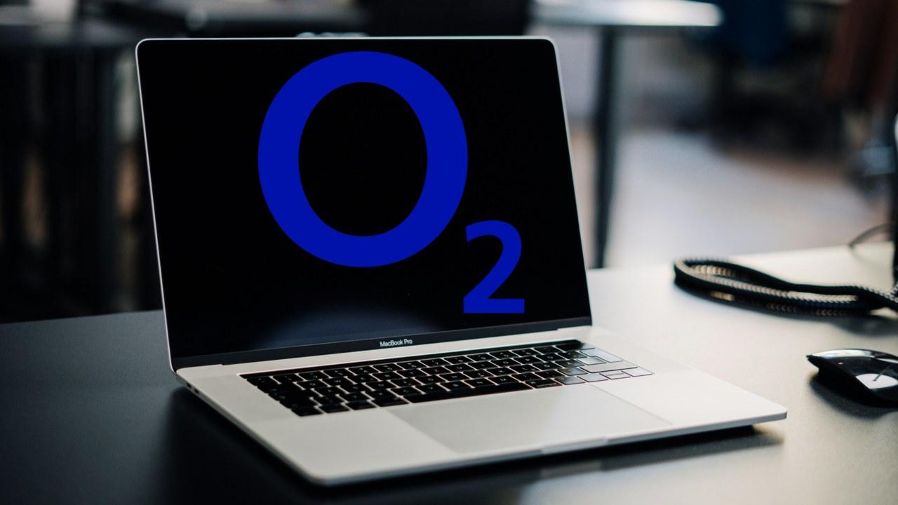 imagen de un ordenador con el logo de O2