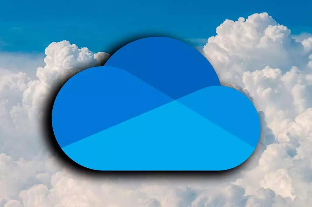Logotipo de OneDrive sobre nubes