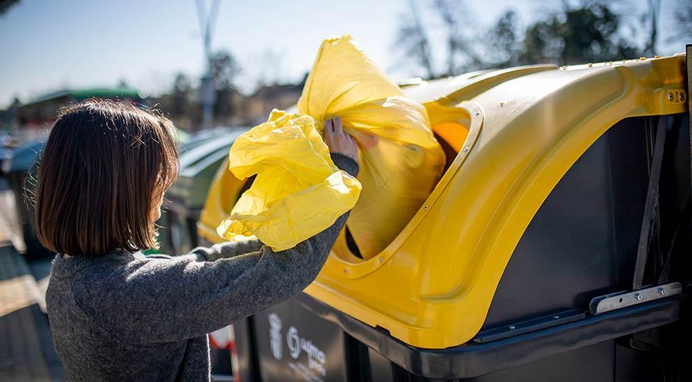 Reciclar el plástico en contenedores amarillos