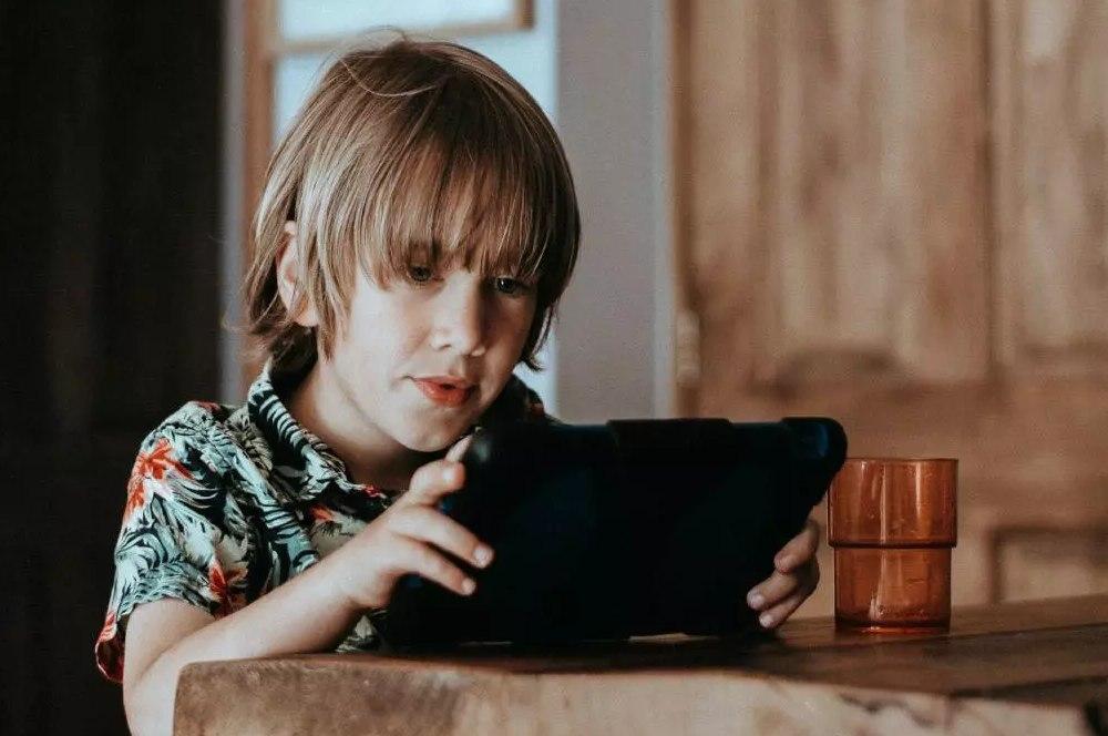 Un niño ve un vídeo en la tablet.