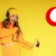 Una chica escucha música y el logo de Vodafone al lado