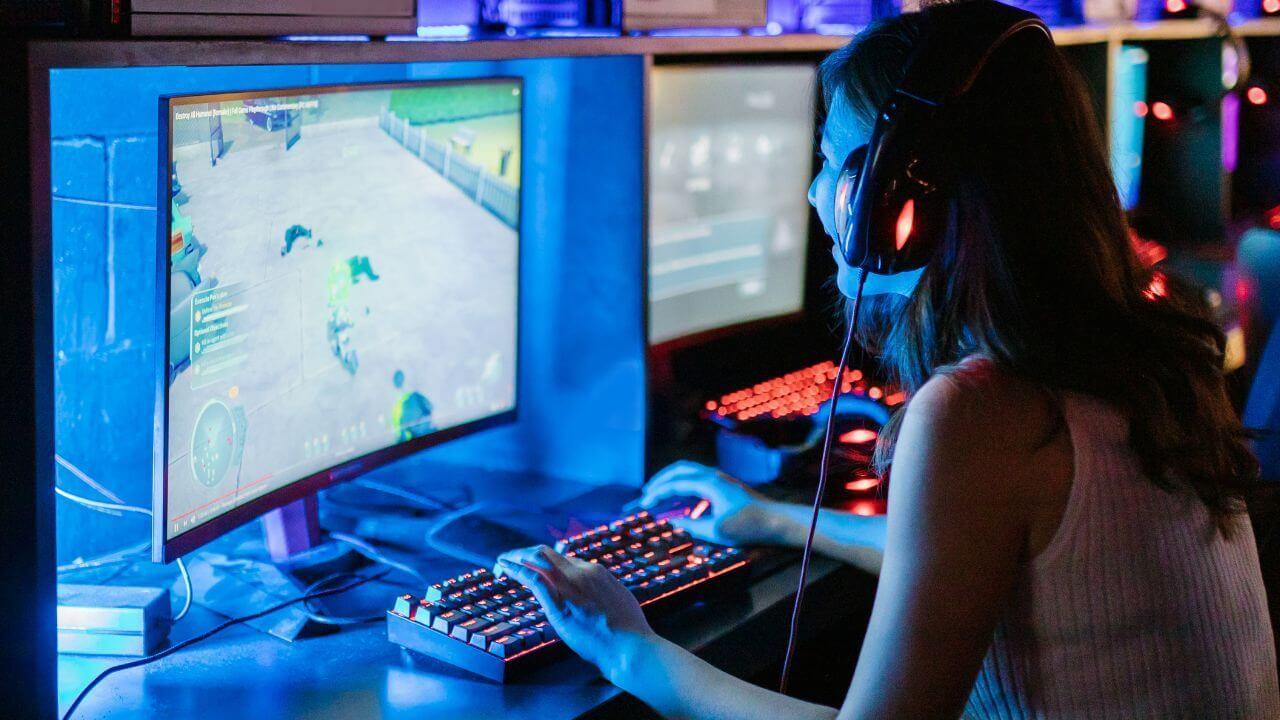 Una chica gamer juega en el ordenador
