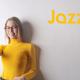 Una chica levanta el pulgar con el logo de Jazztel al lado