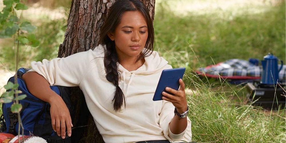 A girl reads with the Amazon Kindle 2022