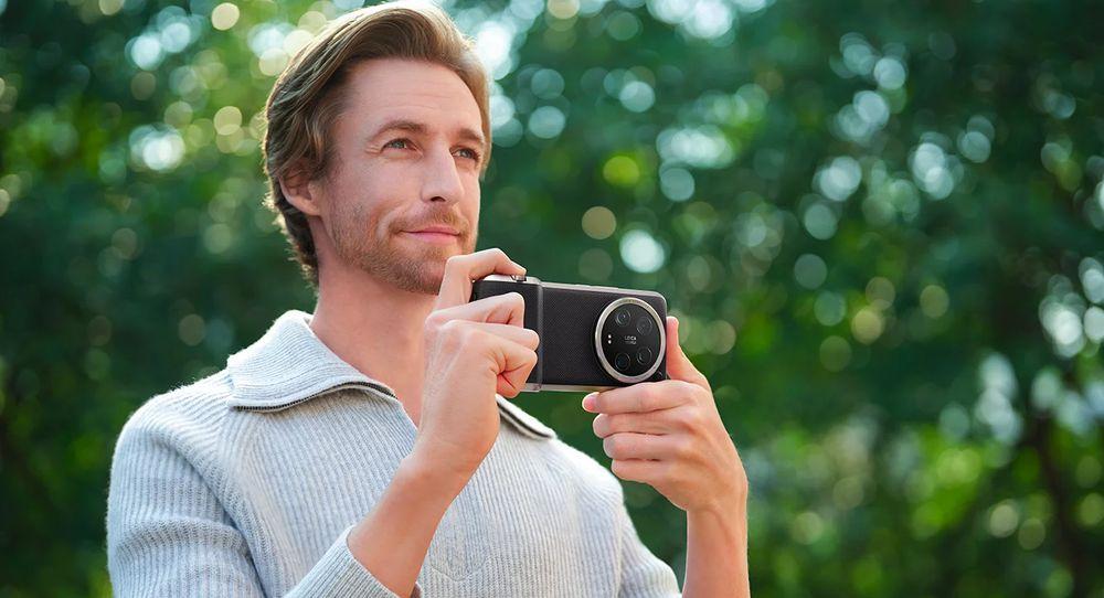 Un hombre usa el Xiaomi 14 Ultra para hacer fotos