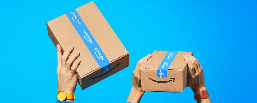 Manos levantando cajas de envío de Amazon