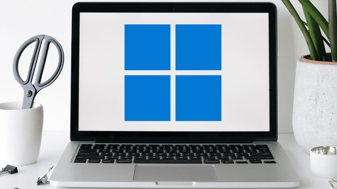 Un ordenador portátil con el logo de Windows 11 en el centro