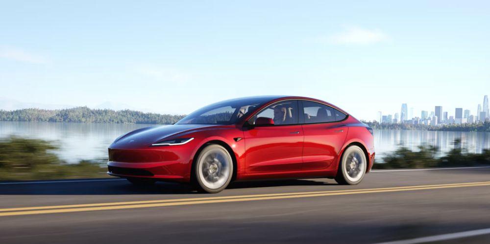 Un coche Tesla Model 3 en color rojo