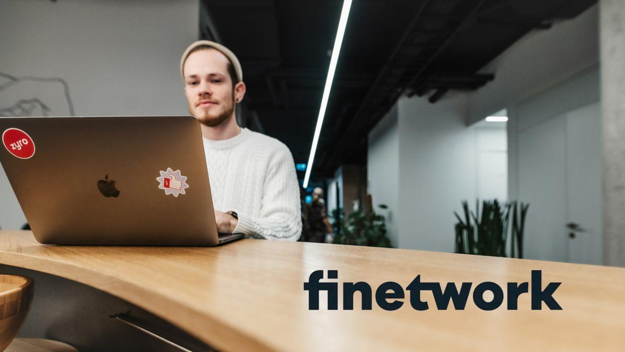 imagen de una persona con un ordenador y el logo de finetwork