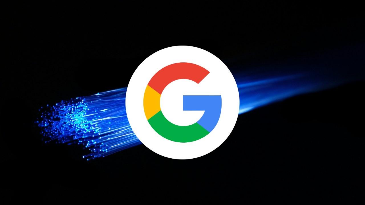 Fibra óptica y logo de Google