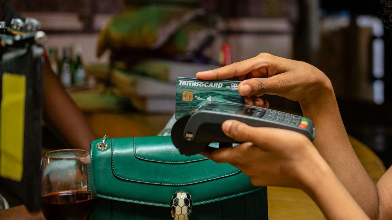 tarjeta de crédito en un datáfono
